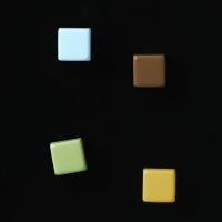 Magnesy do szklanych tablic magnetycznych kwadraty 4szt     różne kolory-941444